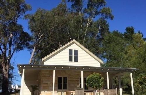 Cambewarra Cottage | Garden Hill Retreat: Beautiful Sandstone Cottage: Swimming pool & Tennis court