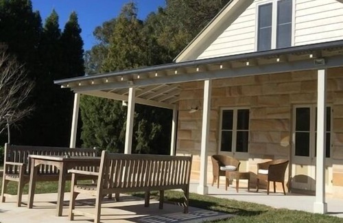 Cambewarra Cottage | Garden Hill Retreat: Beautiful Sandstone Cottage: Swimming pool & Tennis court