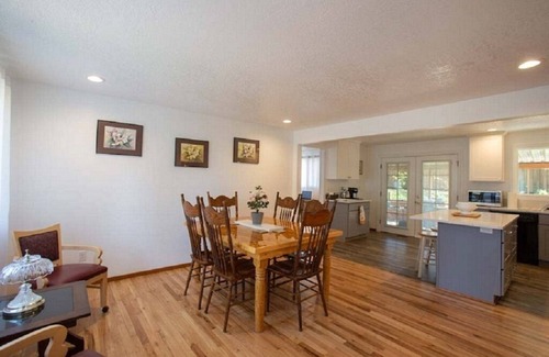 Oregon City House | Garden House fenced yard with covered patio. Pets okay. Close access to shops.