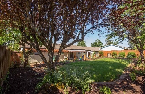 Oregon City House | Garden House fenced yard with covered patio. Pets okay. Close access to shops.