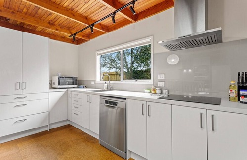 Tirohanga House | Garden House- Holiday Home