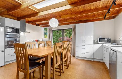 Tirohanga House | Garden House