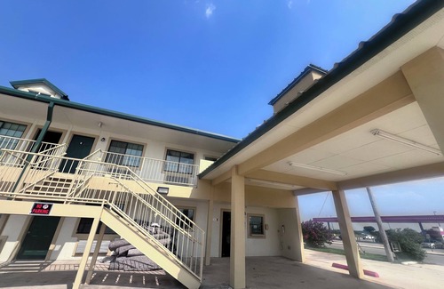 Pearsall Hotel | garden inn and suites