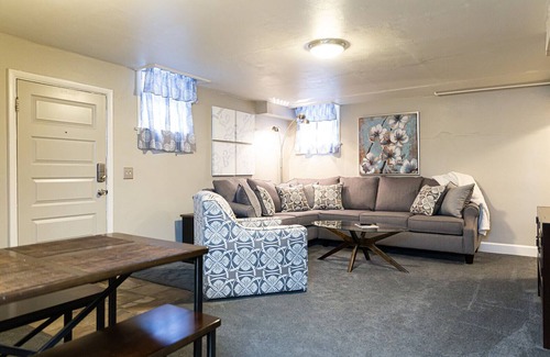 Old Town West Apartment | Garden Level Apt Mtn Ave - 8 min walk to Old Town!