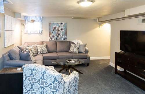 Old Town West Apartment | Garden Level Apt Mtn Ave - 8 min walk to Old Town!