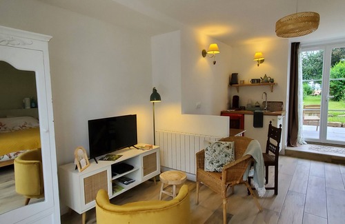 Saint-Fraimbault Bed & Breakfast | Garden-level B&B in the Normandy countryside