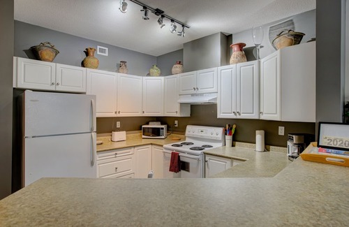 Central Okanagan Condo | Garden level getaway at Discovery Bay