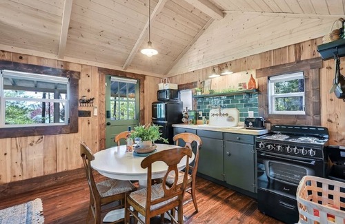Hendersonville Cottage | Garden Nest: A Peaceful Sanctuary Close to Downtown Hendersonville!
