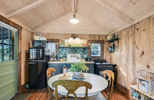Hendersonville Cottage | Garden Nest: A Peaceful Sanctuary Close to Downtown Hendersonville!