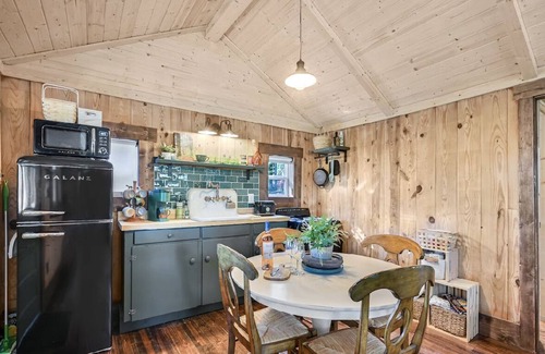 Hendersonville Cottage | Garden Nest: A Peaceful Sanctuary Close to Downtown Hendersonville!