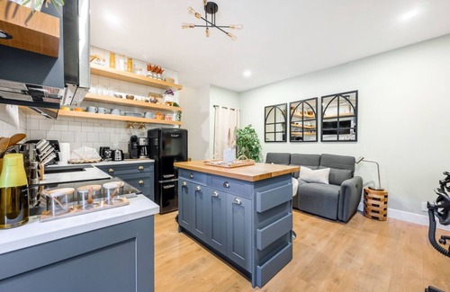 Richmond House | ✦ GARDEN OASIS ✦ FURNISHED 1 BR& 1 BA | PET-FRIENDLY & BBQ!