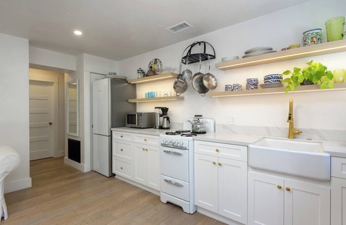 Oak Park Cottage | Garden Pied-à-Terre, Downtown A+ Location, 1 Bed 1 Bath, Luxury Guest Suite