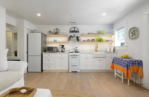 Oak Park Cottage | Garden Pied-à-Terre, Downtown A+ Location, 1 Bed 1 Bath, Luxury Guest Suite