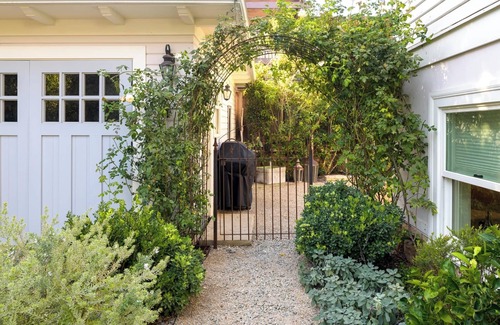 Oak Park Cottage | Garden Pied-à-Terre, Downtown A+ Location, 1 Bed 1 Bath, Luxury Guest Suite