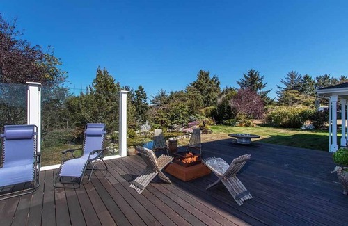 McKinleyville House | Garden Pond Retreat - Hiking Trails & Hot Tub