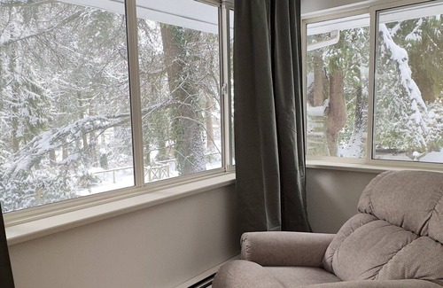 Hollyburn Apartment | Garden Retreat in West Vancouver