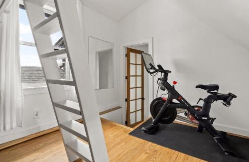 Berkeley House | Garden Retreat - Hot Tub - Peloton - Walk to Shops