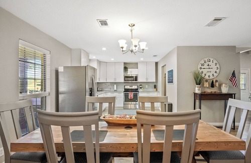 Celina House | Garden Retreat/King Bed/Large Yard