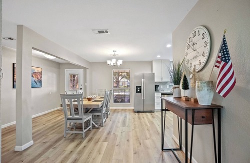 Celina House | Garden Retreat/King Bed/Large Yard