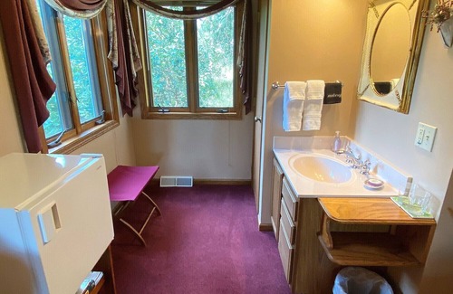 Baraboo Resort | Garden Room near Devils lake and Wisconsin Dells