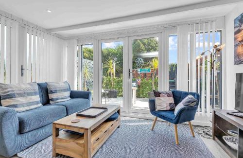 Lancing Apartment | Garden Room With Parking By My Getaways