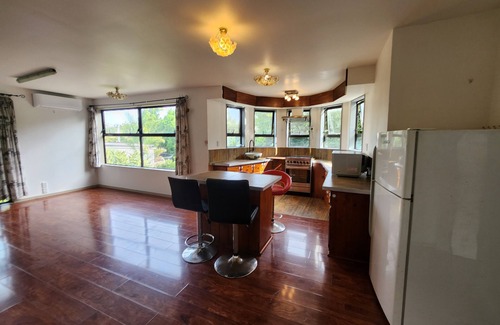 Remuera House | Garden & Skytower view unit with 3 bedrooms 2 bathrooms in Newmarket area