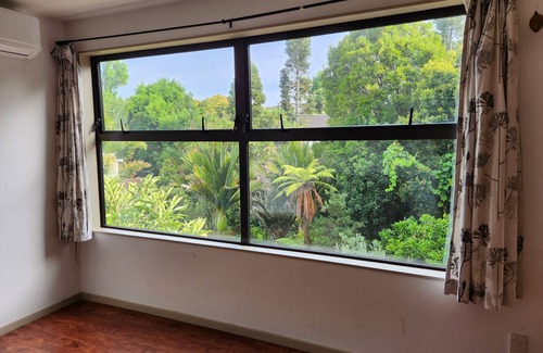 Remuera House | Garden & Skytower view unit with 3 bedrooms 2 bathrooms in Newmarket area