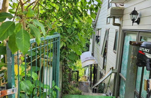 Remuera House | Garden & Skytower view unit with 3 bedrooms 2 bathrooms in Newmarket area