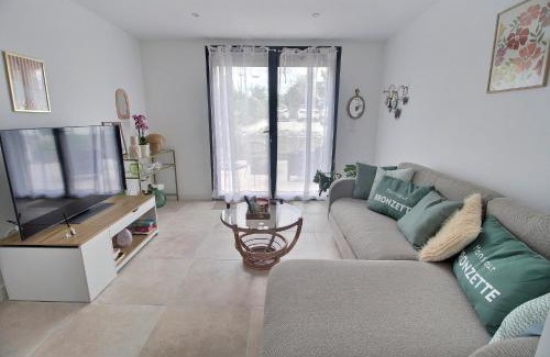 Bourges Apartment | Garden & Spa Camélia by PRIMO C0NCIERGERIE