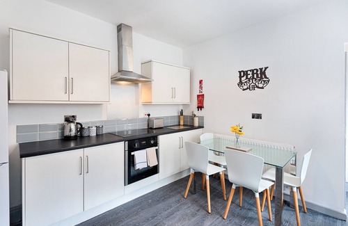 Cwmbrwla House | Garden, Spacious, Parking, TV in All Rooms!