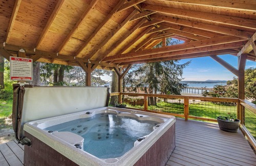 Eastsound Cabin | Garden Studio Cabin w/peek-a-boo views - 1 min walk to beach!