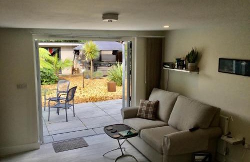 Netley Apartment | Garden Studio & Hot Tub