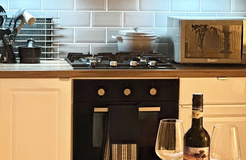 Portsmouth Apartment | Garden studio, own entry, shared kitchen. Close to beach, bars and shops