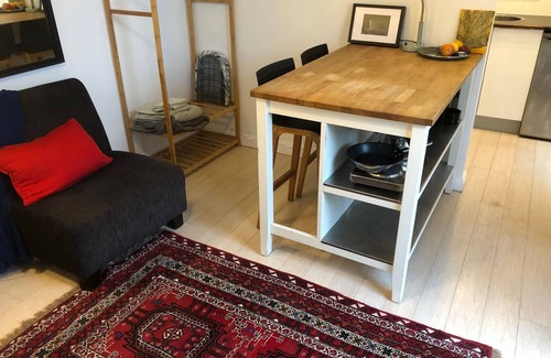 Newport Apartment | Garden Studio - Top Location, 1 min walk to train, shops, cafes & bars. n