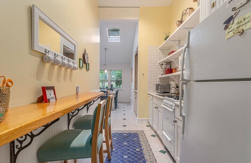 Lakeside House | Garden-style cottage with easy beach access, screened porch & small yard