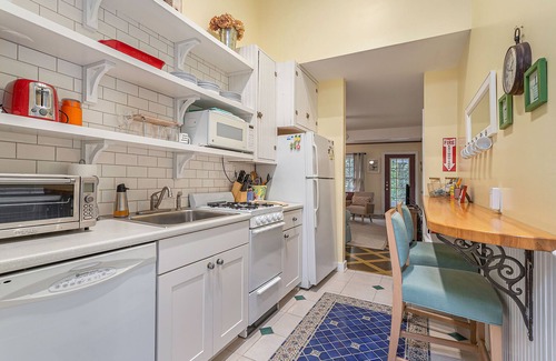Lakeside House | Garden-style cottage with easy beach access, screened porch & small yard