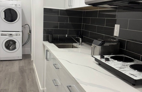 Richmond House | Garden Suite 1BR/1BA King Bed -Near YVR & Ferries Private Entrance