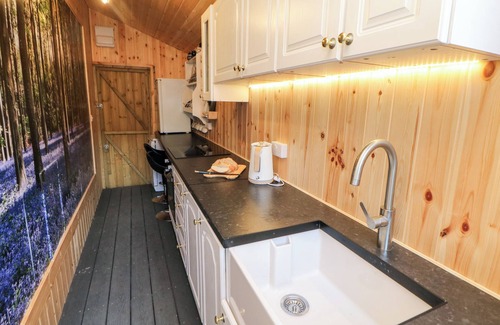 Dronfield Cottage | GARDEN SUITE, pet friendly, with a garden in Dronfield