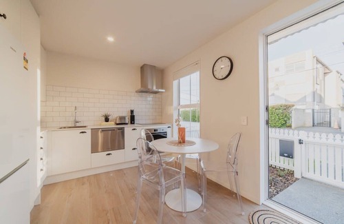 Christchurch House | Garden View 2-Bedroom Getaway in Christchurch