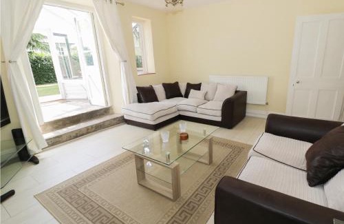 Malvern Apartment | Garden View