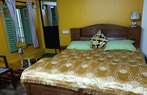 Ballygunge Park House | Garden View Room in South Kolkata near Renowned Restaurants and Lakes