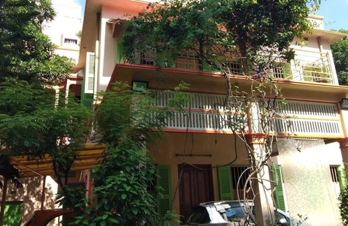 Ballygunge Park House | Garden View Room in South Kolkata near Renowned Restaurants and Lakes