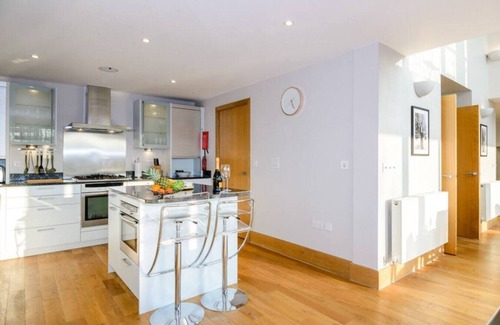Cirencester House | Garden Villa - CW70 - HOT TUB - Lakeside Spa