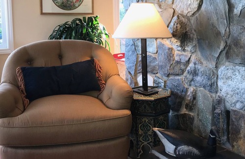 Cobble Hill House | Gardeners, Bikers, Walking ,Wine Tasting Paradise in East Cobble Hill