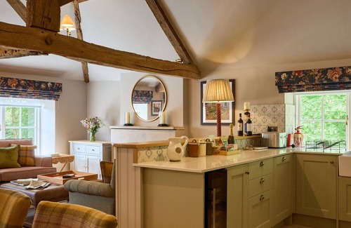 Carsington Cottage | GARDENERS COTTAGE, character holiday cottage, with pool in Hopton