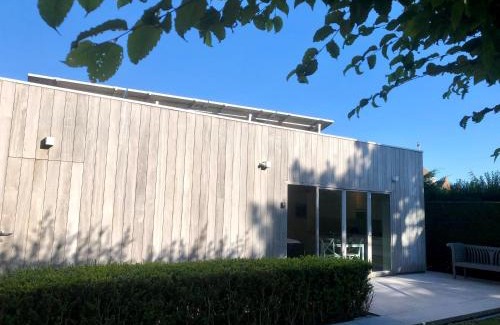 Stene Apartment | Gardenhouse 'The Block' - Ostend - private garden - IR cabine - AC