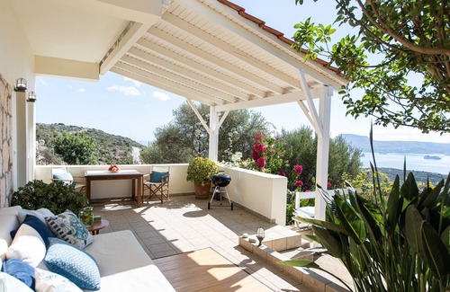 Sternes House | Gardenia Guest House with beautiful sea views, near the beach and the village.