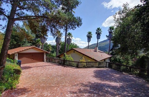 Carmel House | Gardens, water features, nearby wineries close to DT Carmel and Carmel Beach