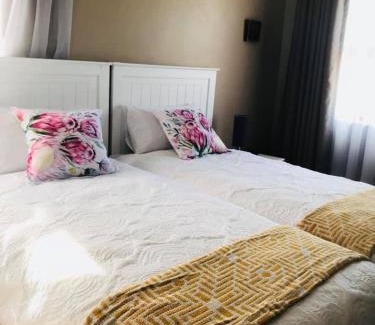 Maun House | GardenView Holiday Home