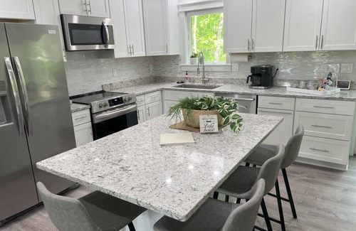 Salem House | Gardner Lake 2 Queen/1King/2 Bath/Laundry- Private